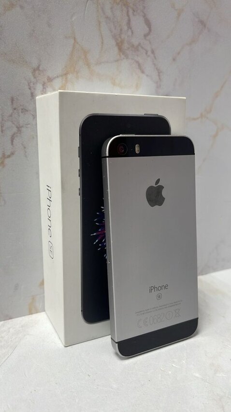 Смартфон iPhone SE 32