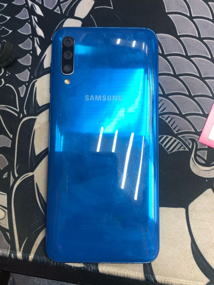 Смартфон Samsung A50 4/64