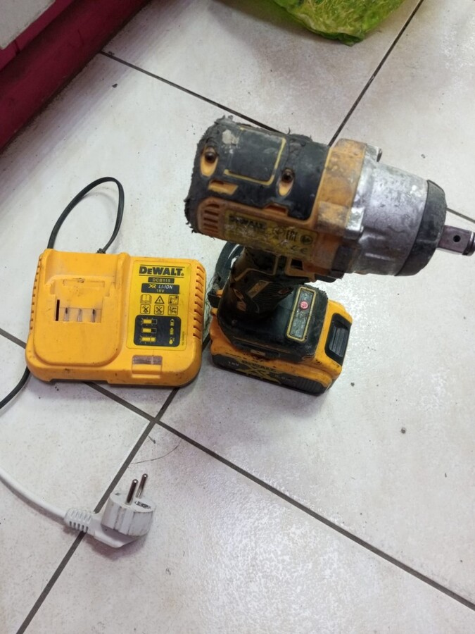 Гайковерт Dewalt 18v