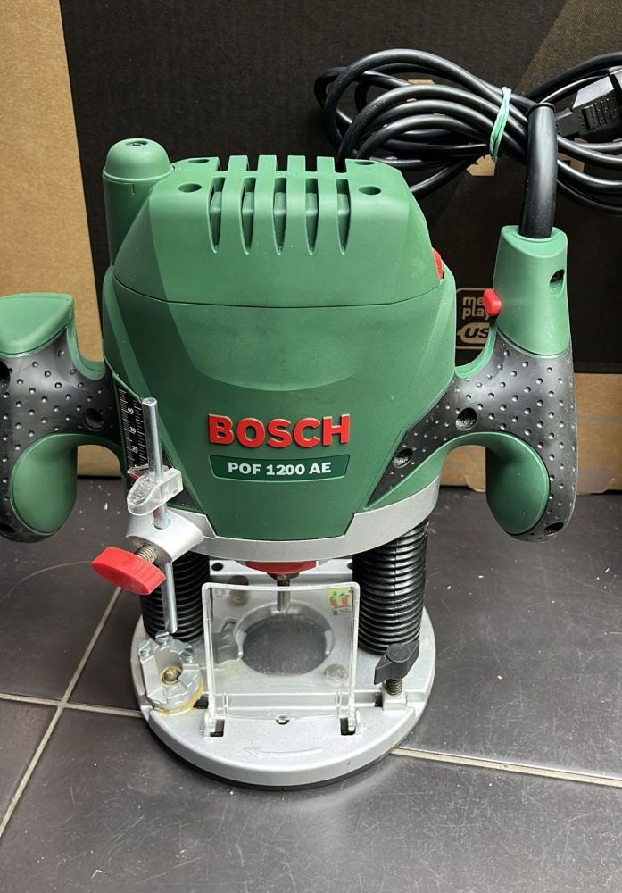 Фрезер Bosch POF 1200AE
