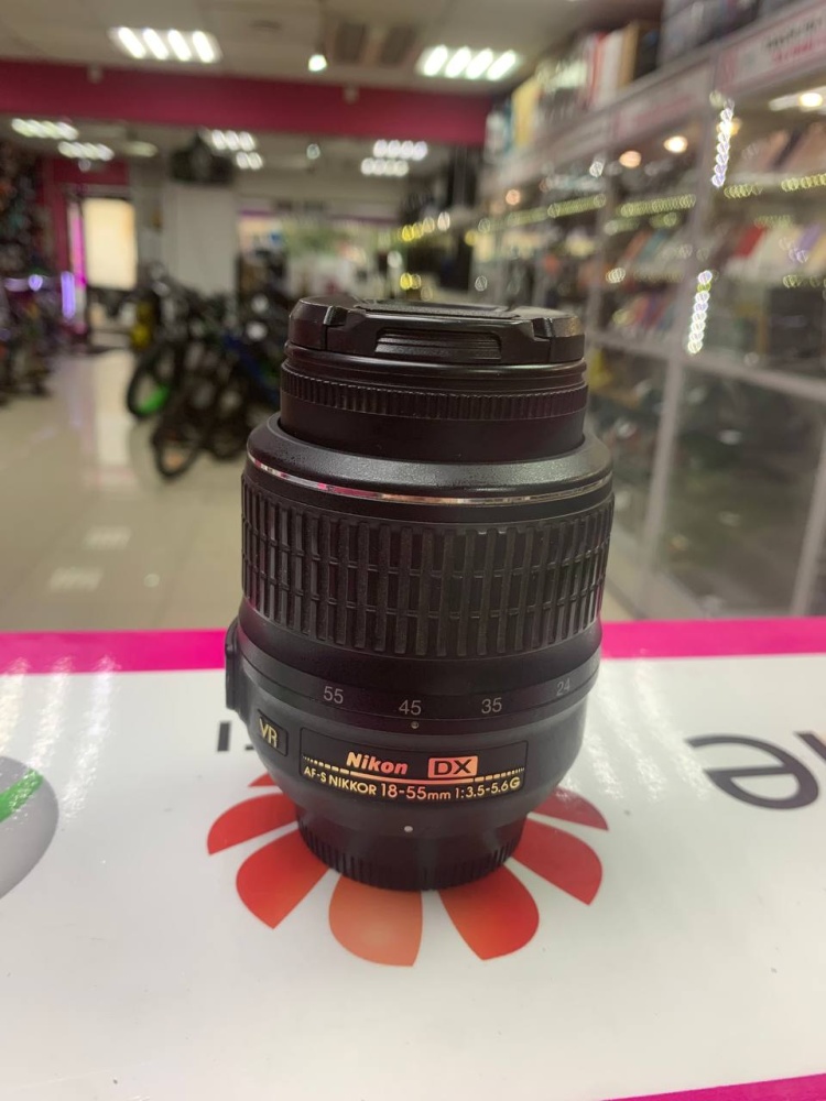 Объектив Nikon DX 18-55mm