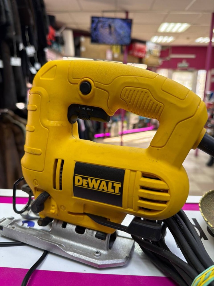 Лобзик Dewalt DWE249