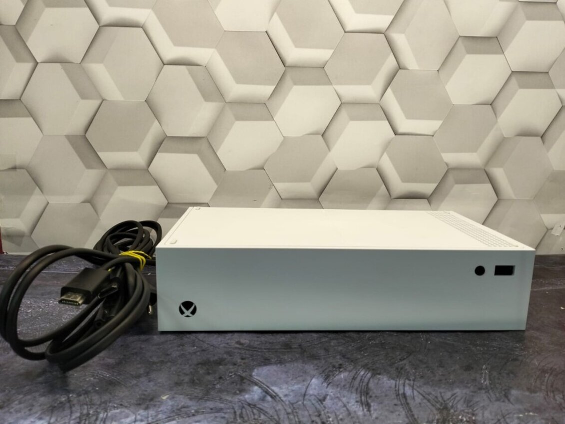 Игровая приставка XBOX ONE S  512 GB.