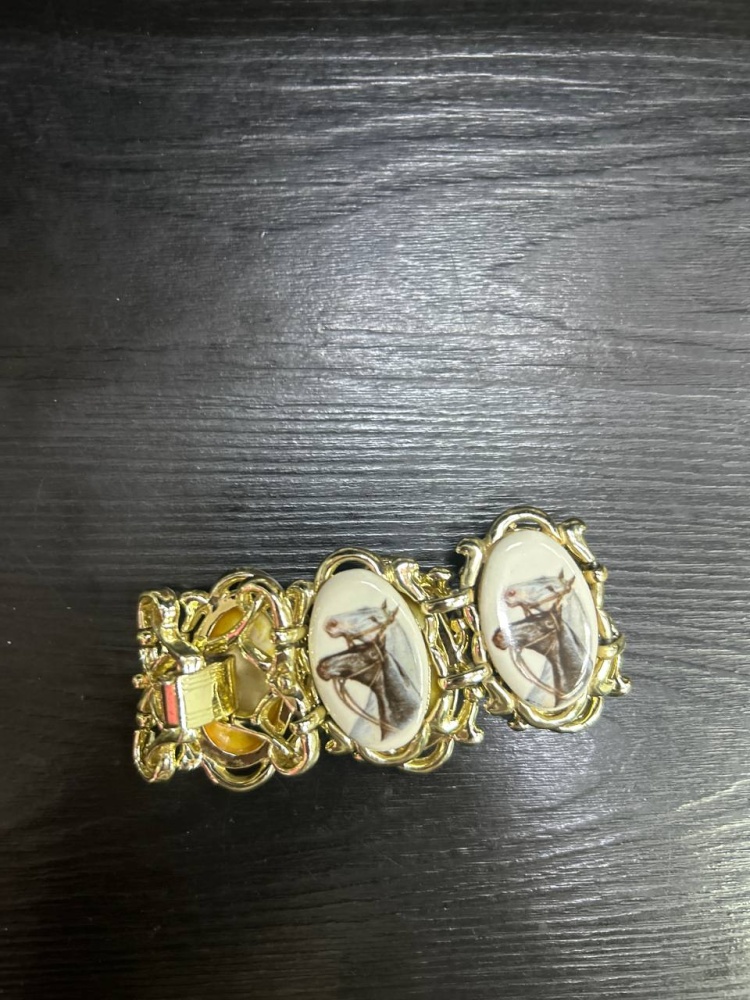 Украшение браслет с лошадьми