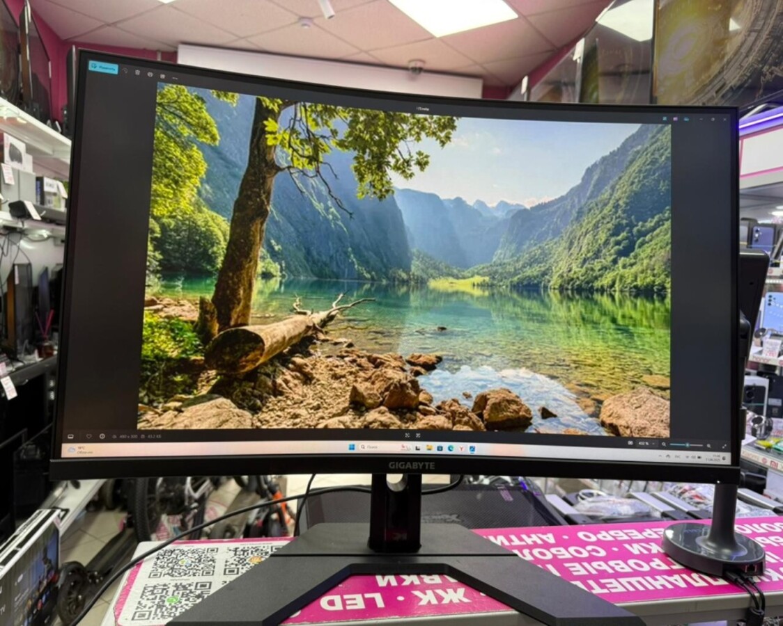 Монитор GIGABYTE M32QC