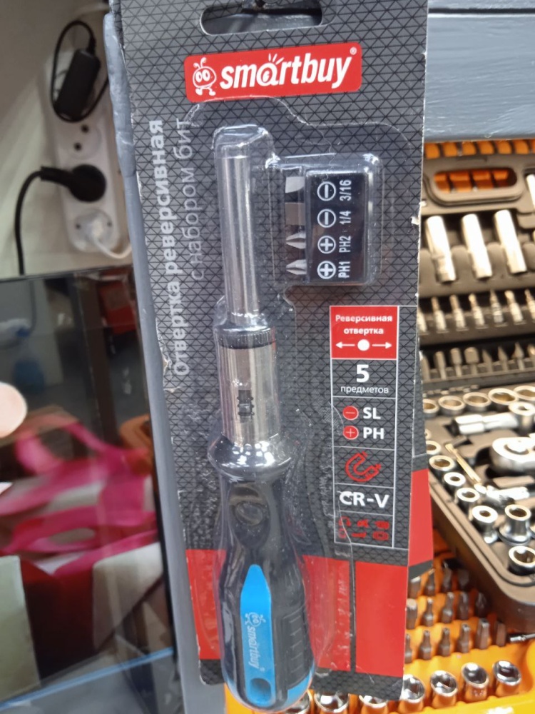 Отвертка реверсивная с битами