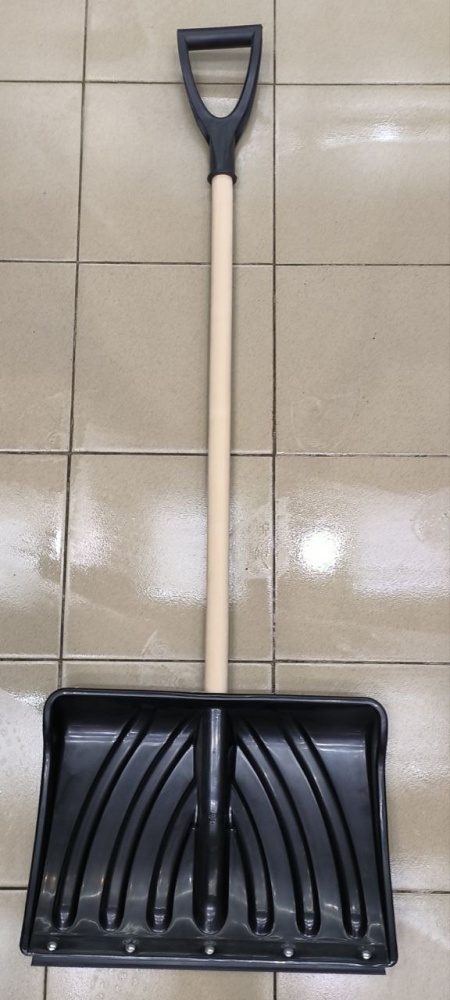 Лопата с деревянной ручкой