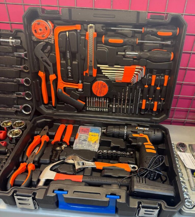 Набор инструментов + шуруповерт