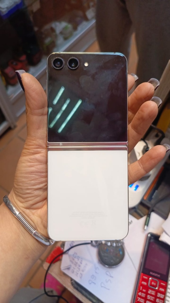 Смартфон Samsung Galaxy Z Flip 5 8/256