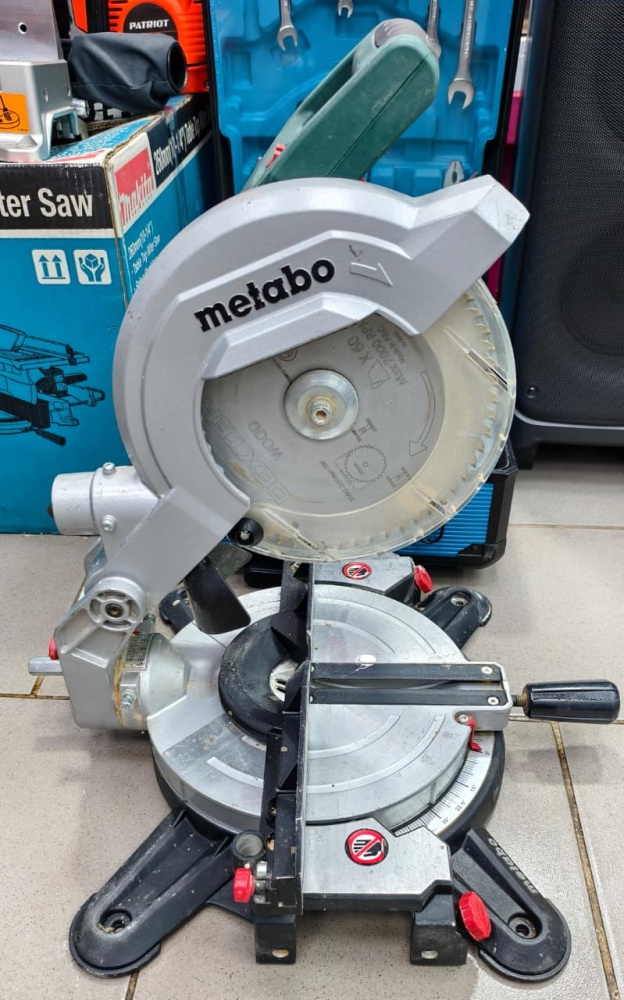 Торцовочная пила METABO KS216M