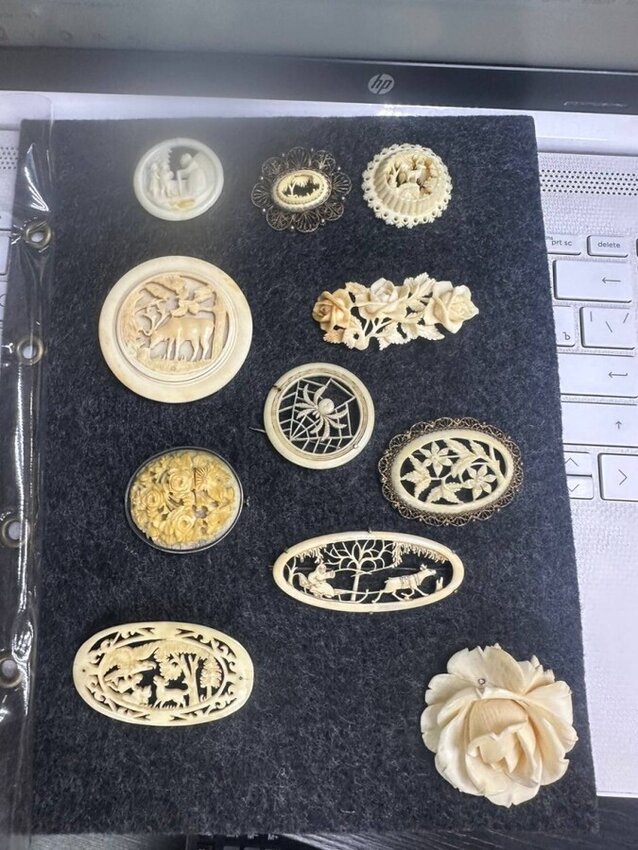 брошь из кости